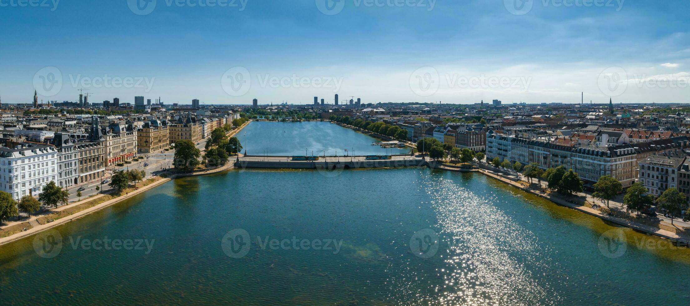 centraal historisch een deel van de stad, stad daken en Kopenhagen meren. foto