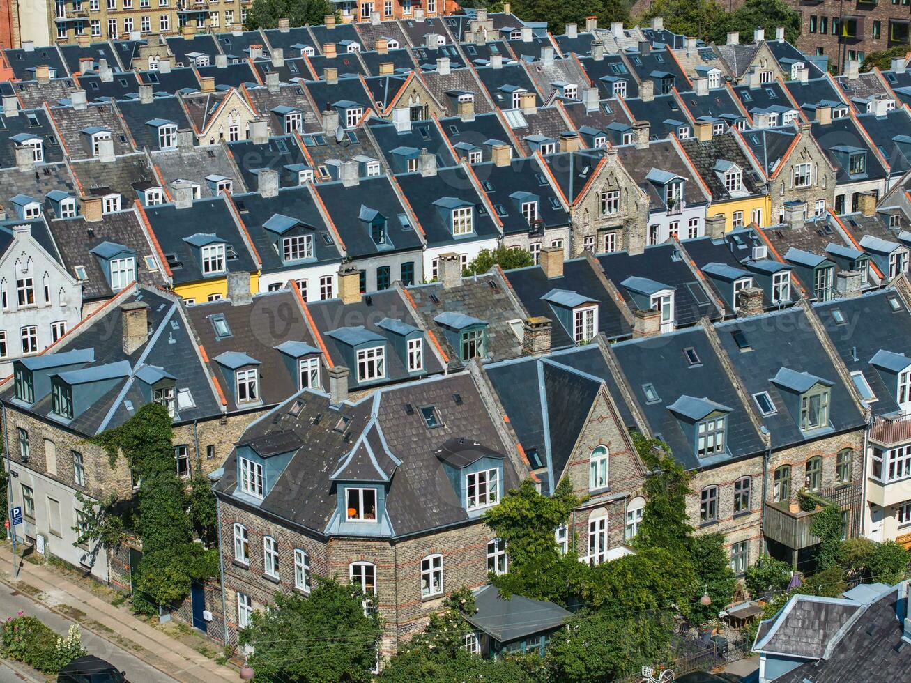 antenne visie van de daken van kartoffelraekkerne buurt, in oesterbro, Kopenhagen, Denemarken. foto