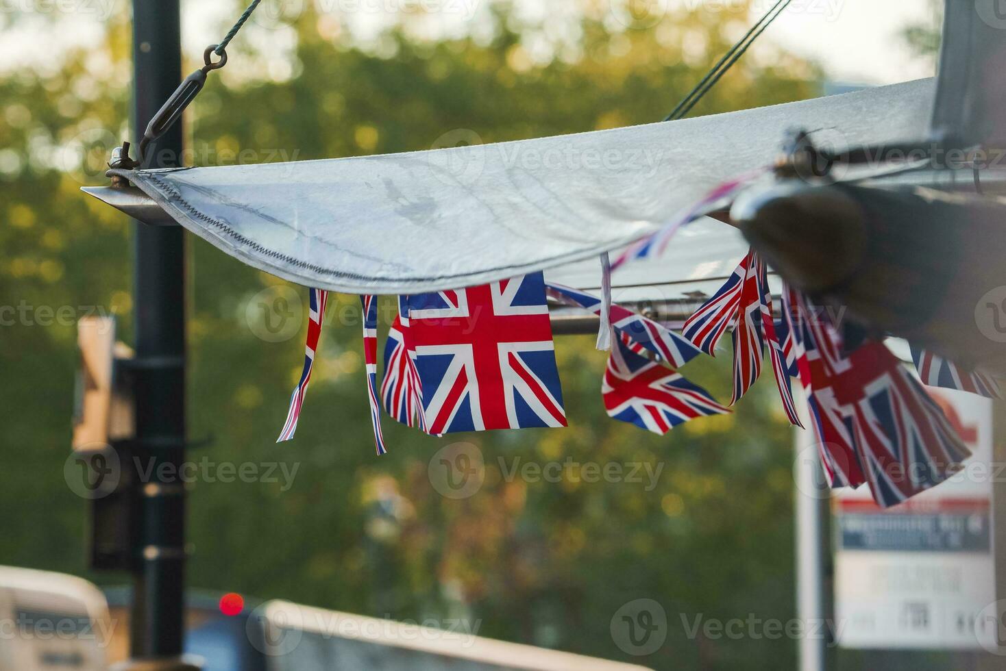 Verenigde koninkrijk vlaggen hangende over- staan in stad foto