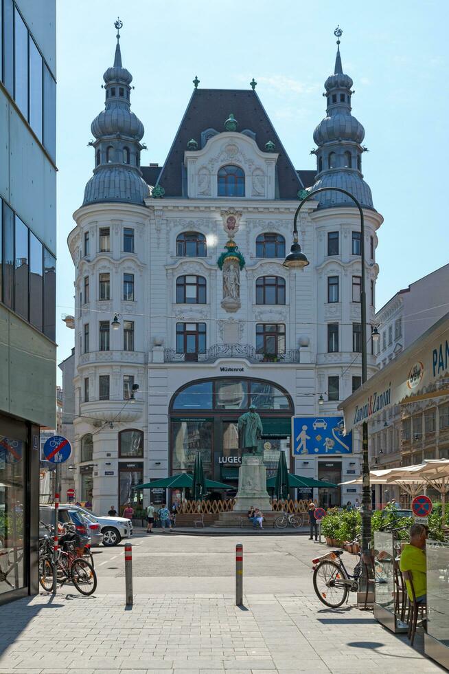 Wenen, Oostenrijk - juni 17 2018 - Johannes gutenberg monument in de stad centrum foto