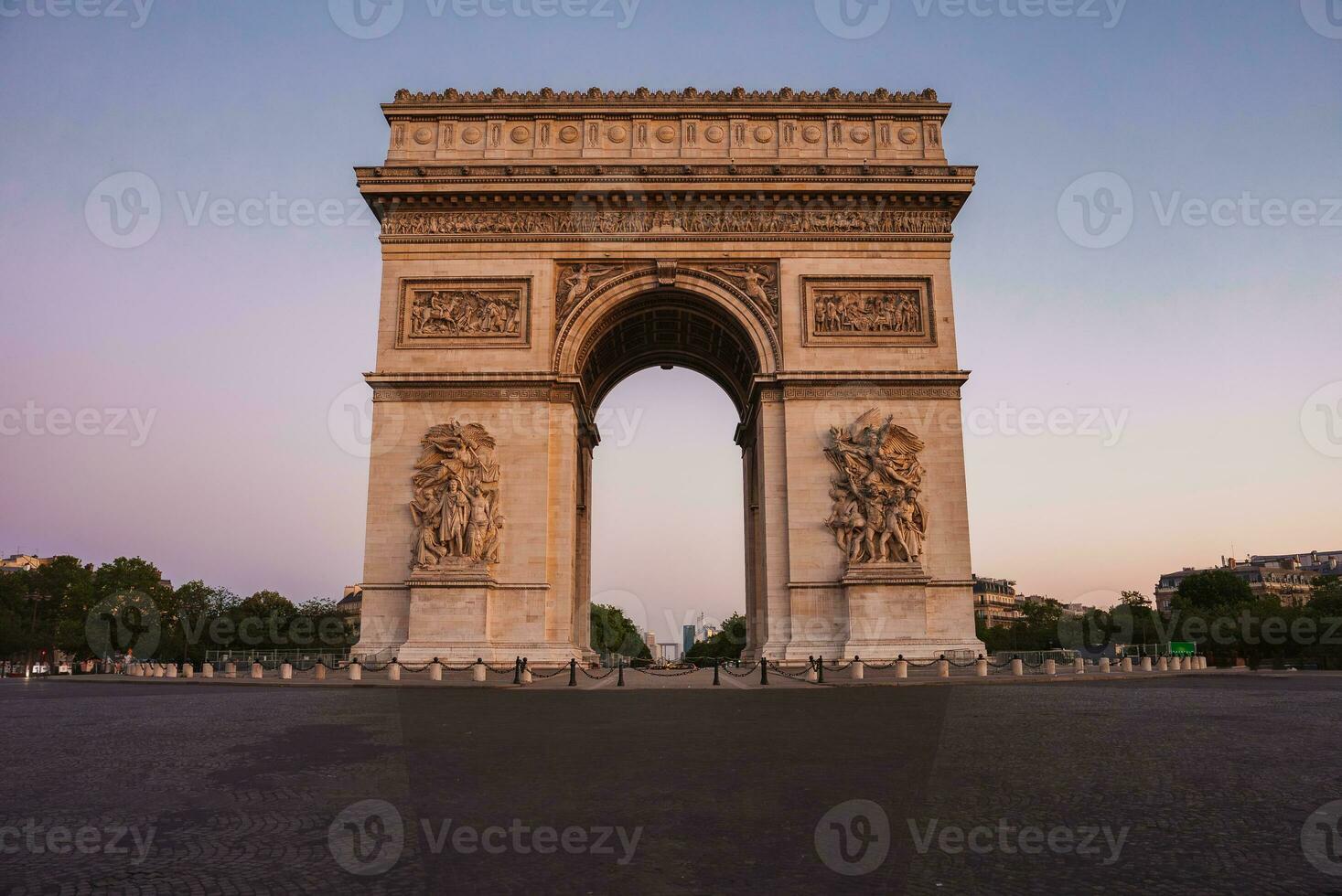 boog de triomphe onder Purper lucht foto