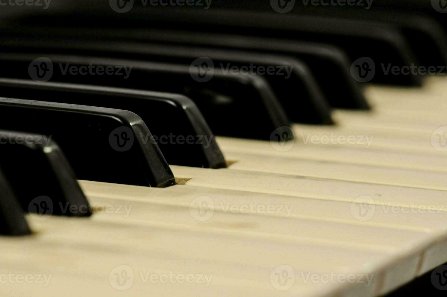 een dichtbij omhoog van een piano toetsenbord foto