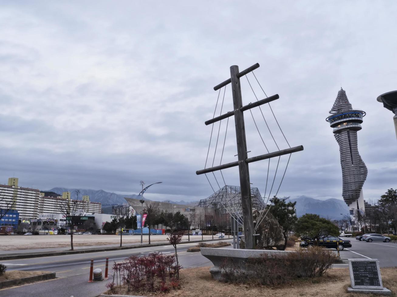 sculpturen in het park in het centrum van de stad Sokcho. Zuid-Korea foto