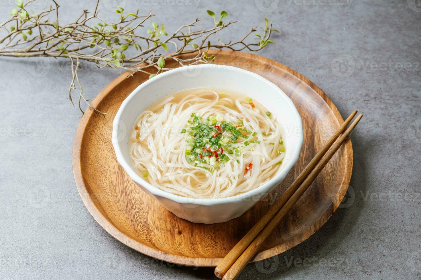 Vietnamees voedsel rijst- noodle schotel in een wit kom foto