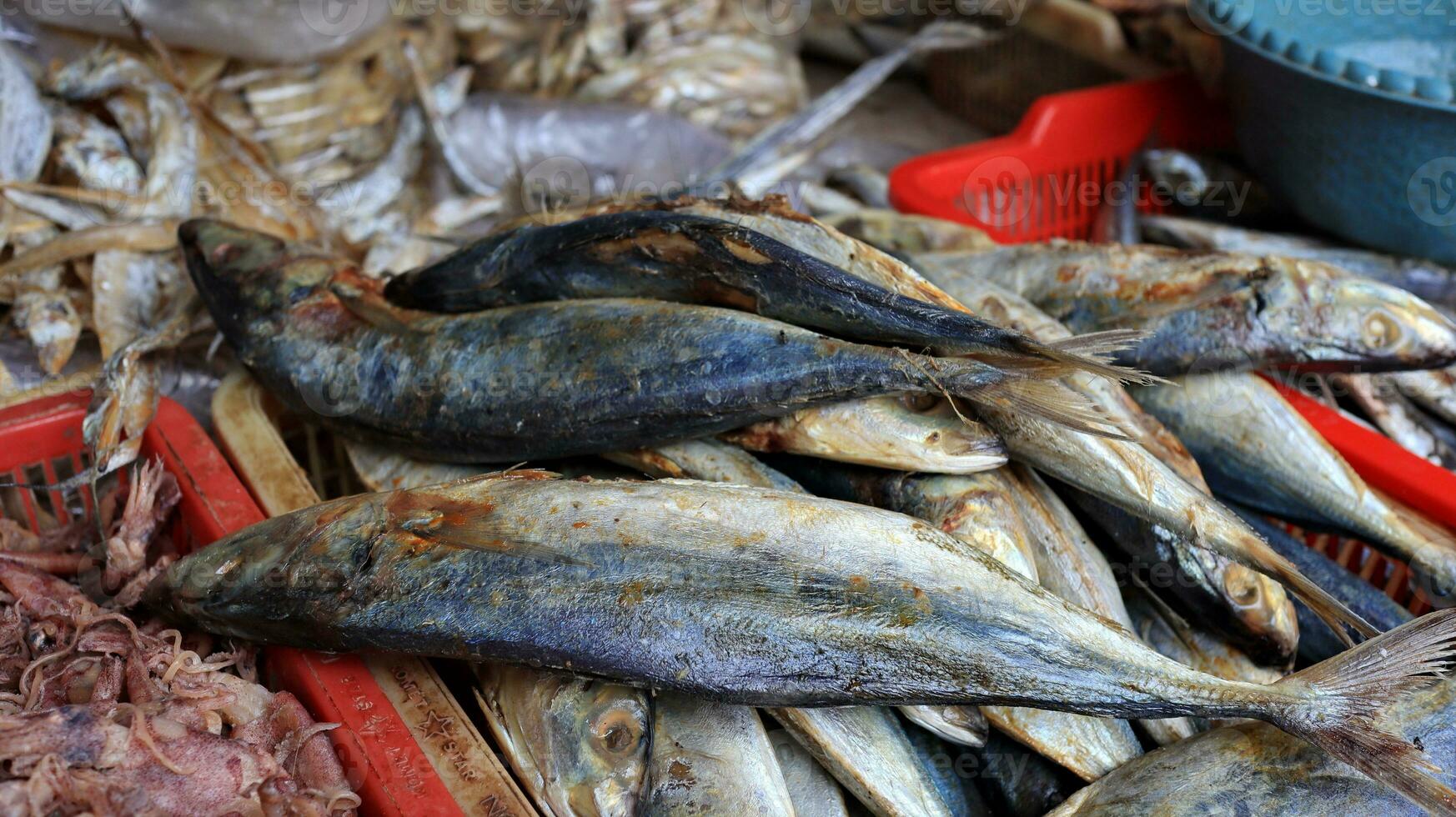 divers gezouten vis verkopen in een traditioneel markt foto