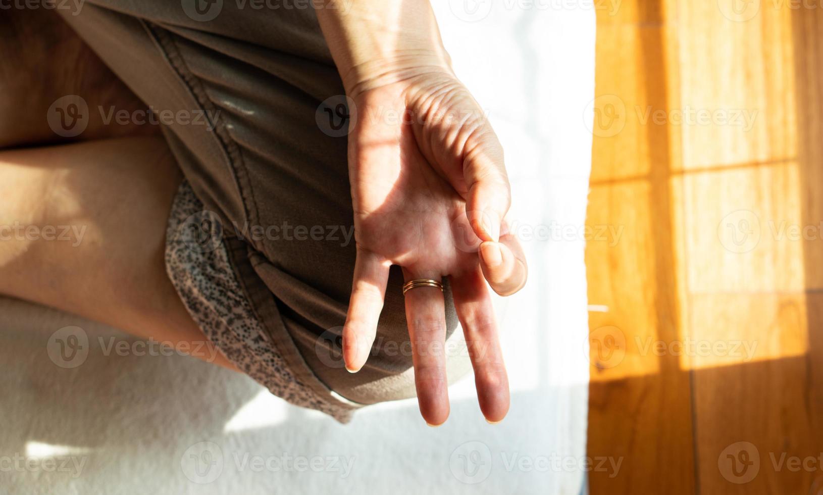 senior aziatische boeddhistische vrouw die meditatie beoefent foto