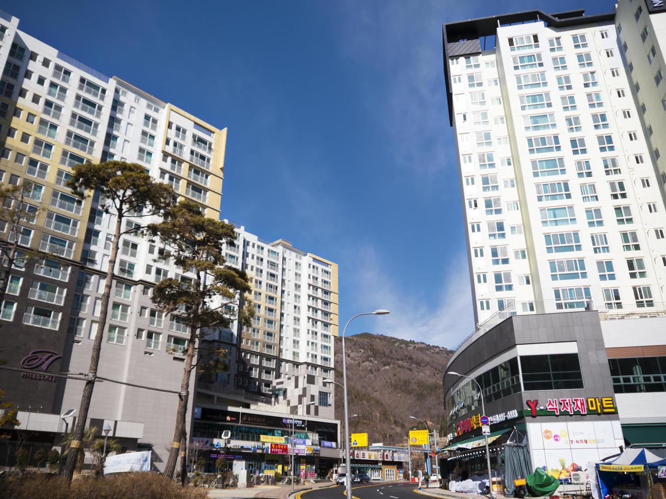 gebouwen in de stad Yeosu, Zuid-Korea foto