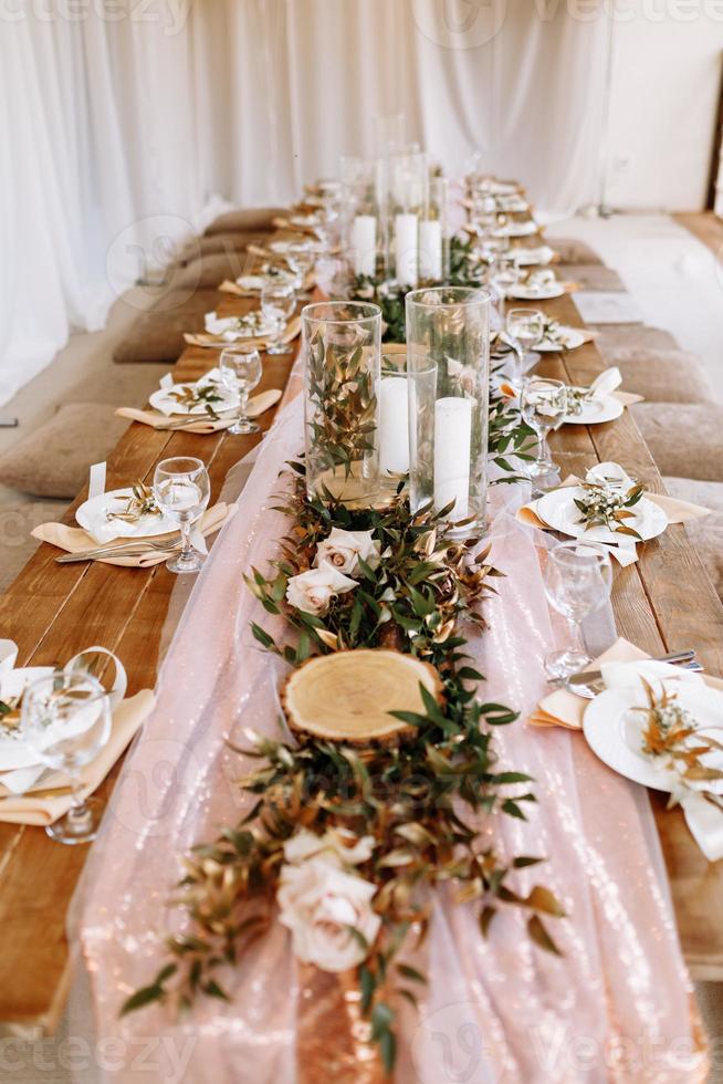 prachtig versierde tafel voor bruiloft foto