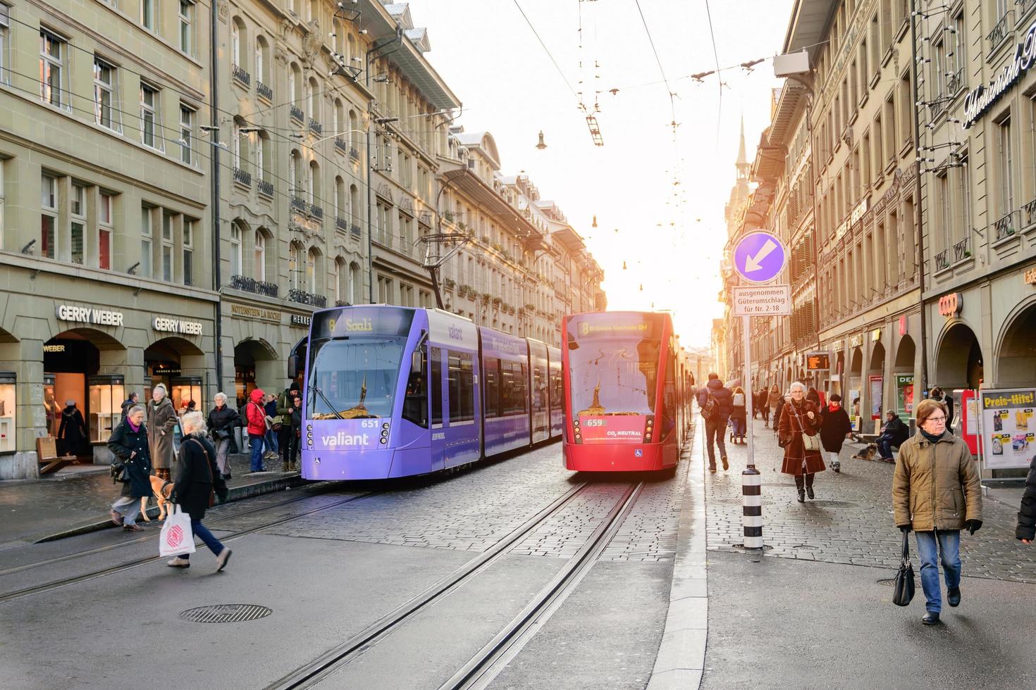 straatbeeld in bern in zwitserland tijdens de winter foto