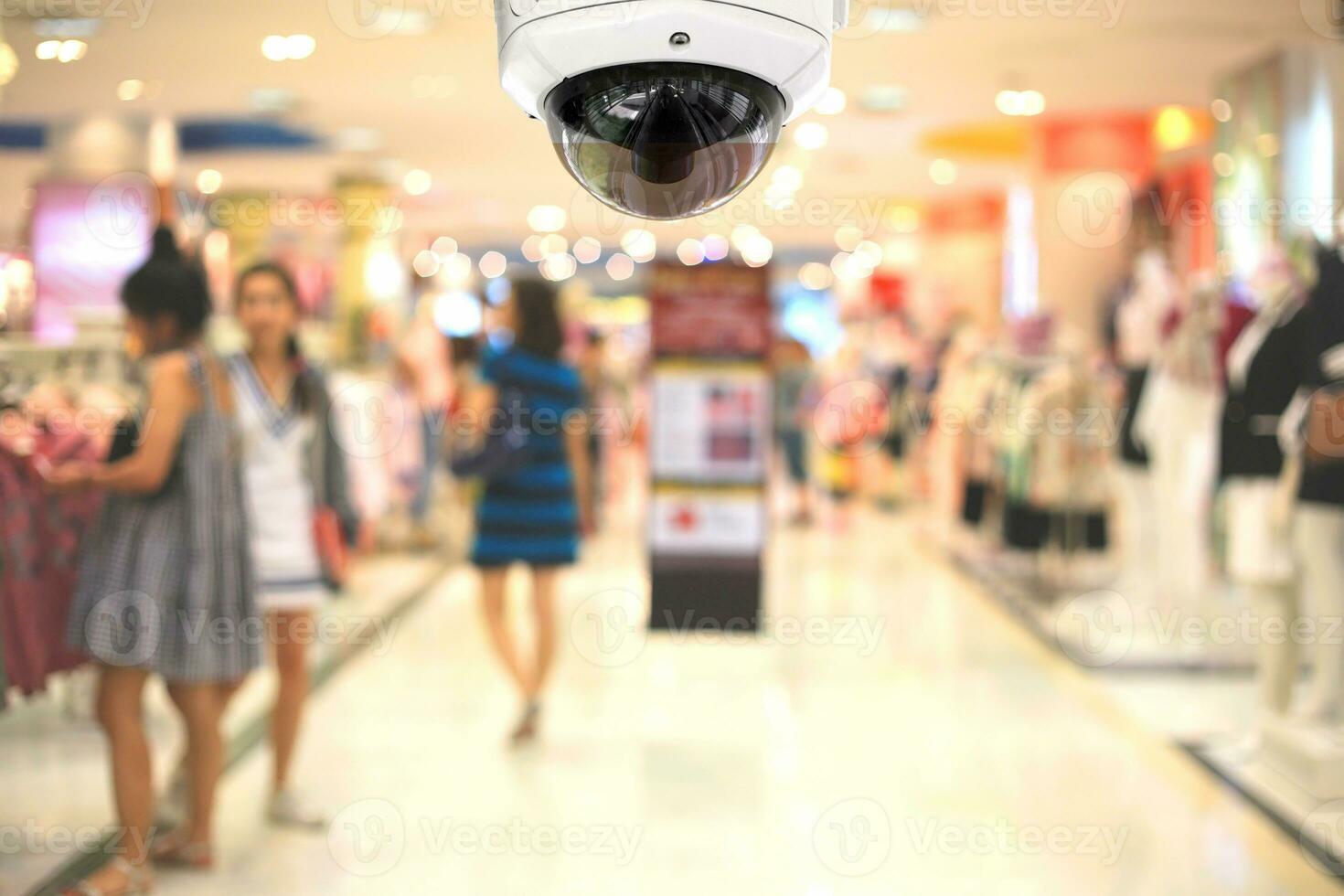 cctv camera spion Aan de boodschappen doen winkelcentrum. foto