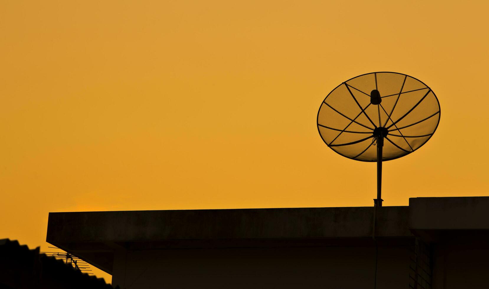 satelliet Aan zonsondergang. foto