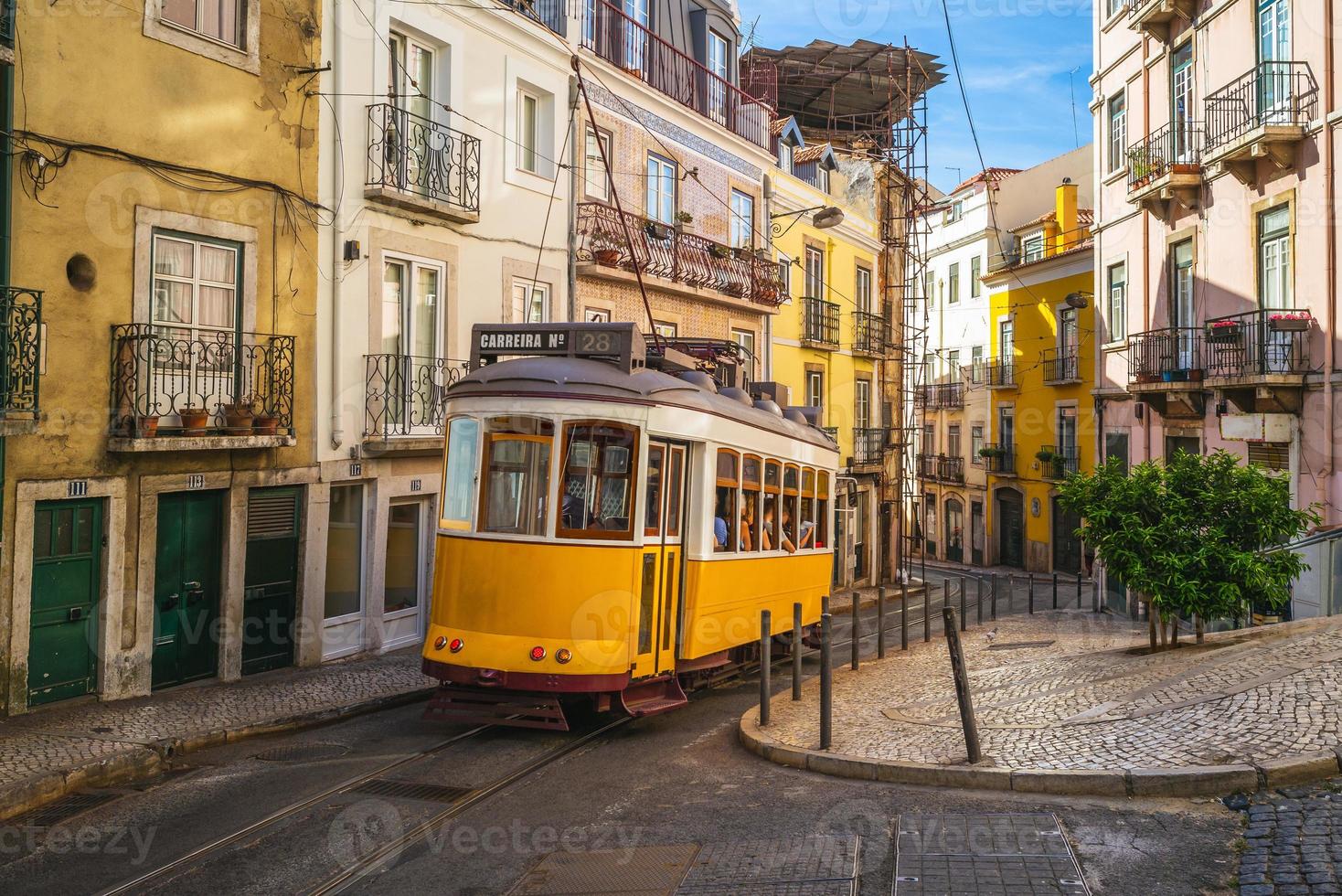 tram op lijn 28 in lissabon, portugal foto