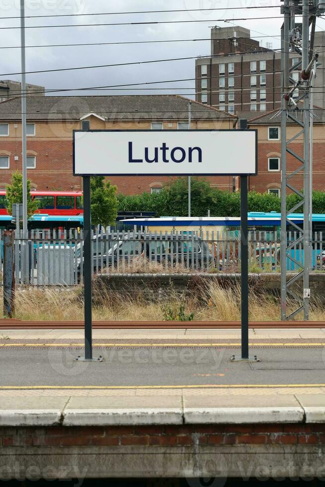 meest mooi laag hoek visie van centraal luton stad spoorweg station van Engeland uk. gevangen genomen Aan bewolkt dag van augustus 2e, 2023 foto