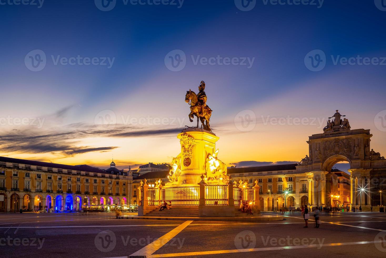 nachtzicht op het handelsplein in lissabon, portugal foto