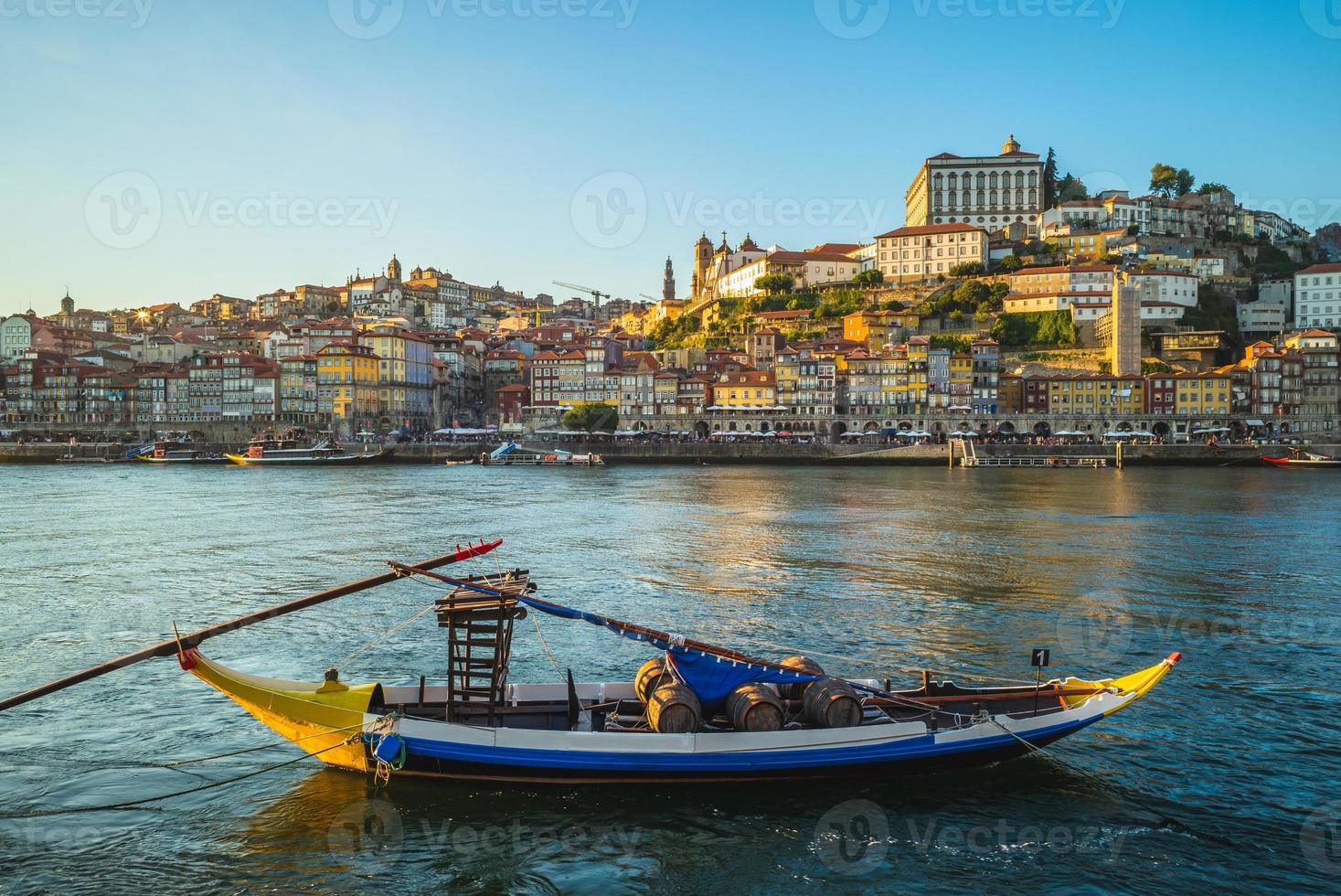 ribeira-plein in porto aan de douro-rivier in portugal foto