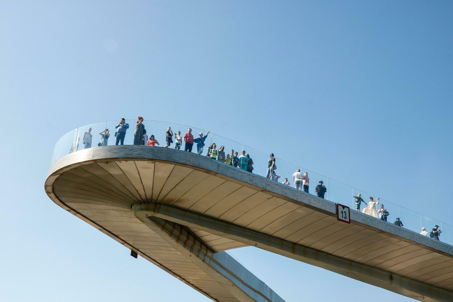 Moskou, Rusland - juni, 14, 2023 drijvend brug in Moskou over- de moskee rivier- in zaryadye park, visie van hieronder foto