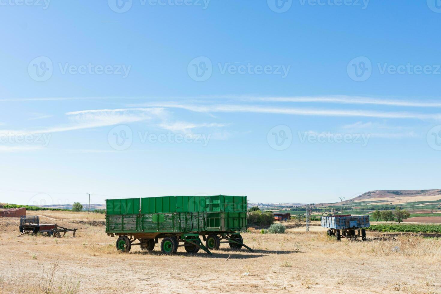 aanhangwagens voor landbouw in blauw lucht veld- werk foto