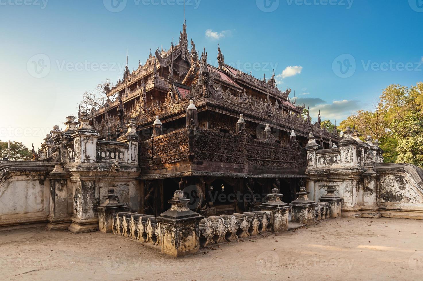 shwenandaw-klooster in mandalay, myanmar foto