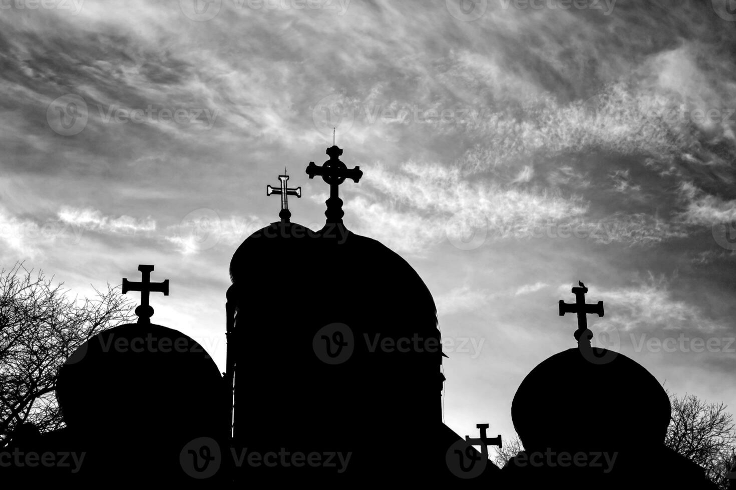 silhouet van kerk koepels met een kruis Bij zonsondergang in zwart en wit foto