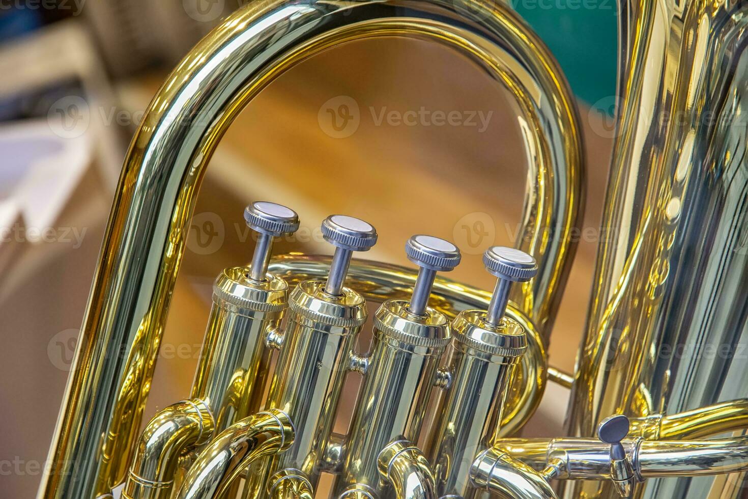 een een deel van de klassiek wind instrument met messing details. dichtbij omhoog van trompet vinger toetsen kleppen foto