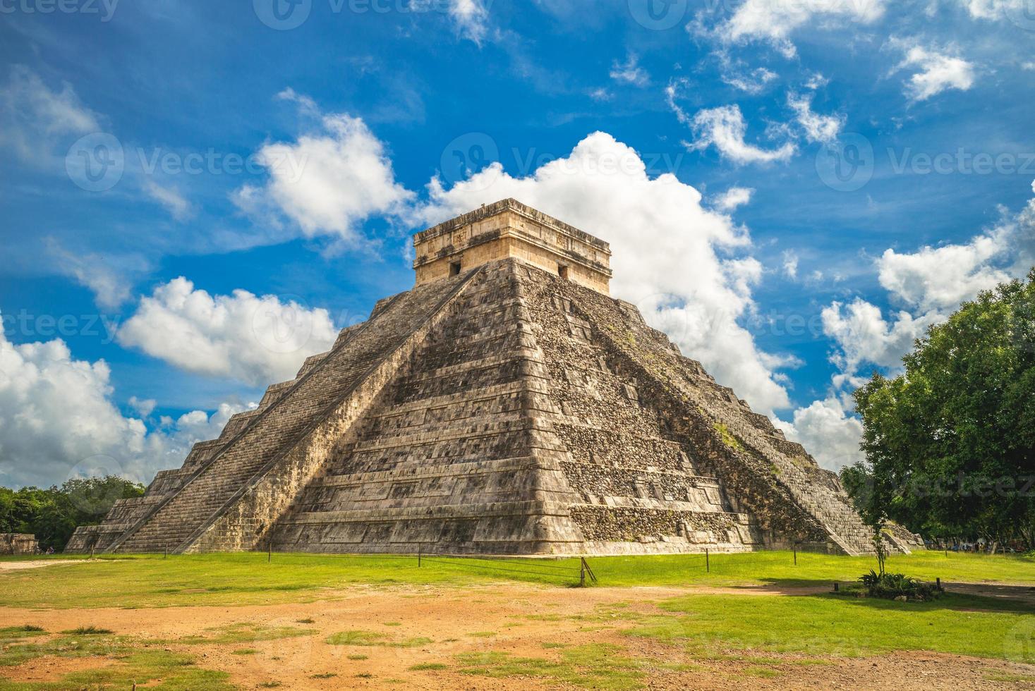 el castillo, de tempel van kukulcan in chichen itza in mexico foto