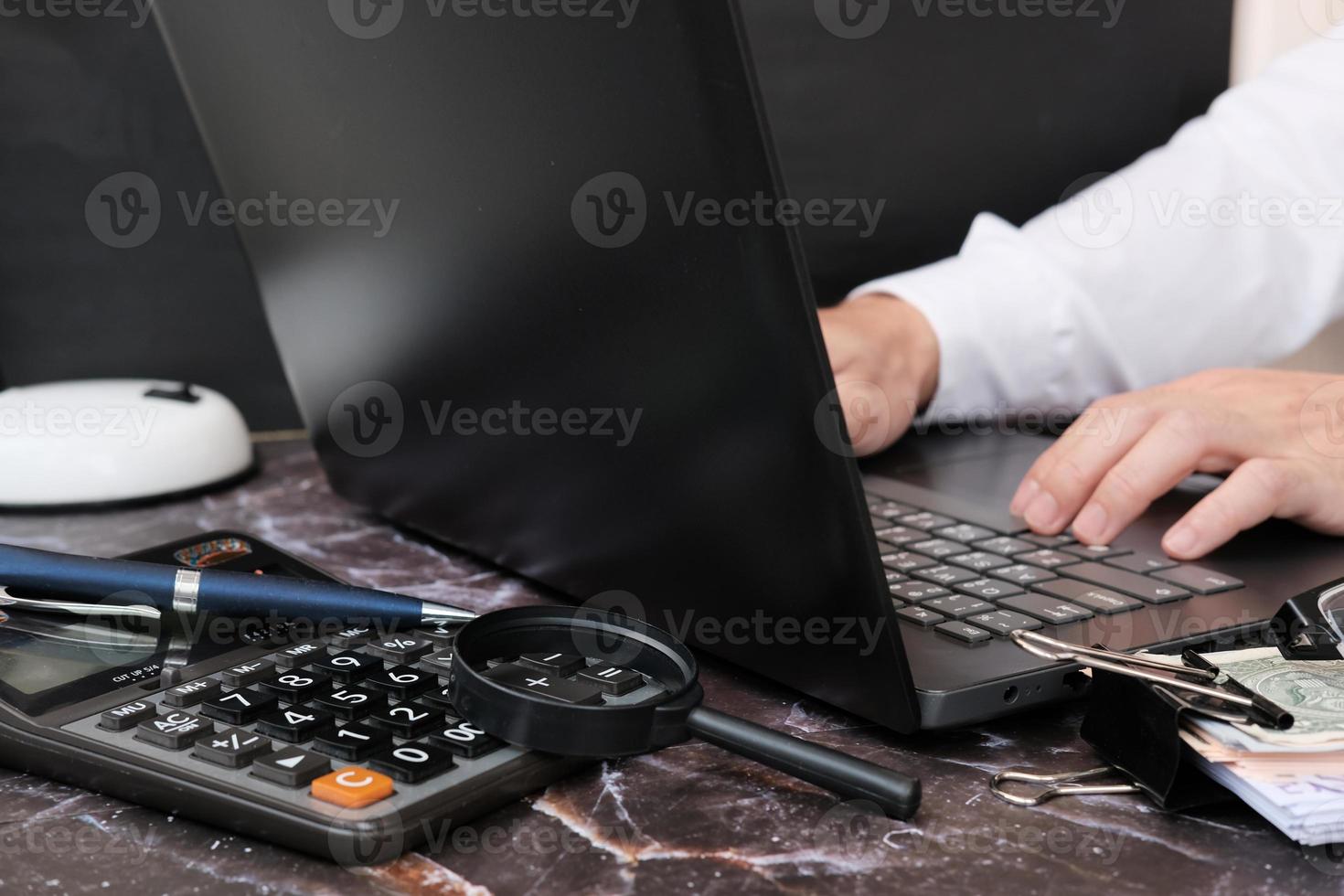 zakenman hand bezig met laptopcomputer en werkte thuis concept foto