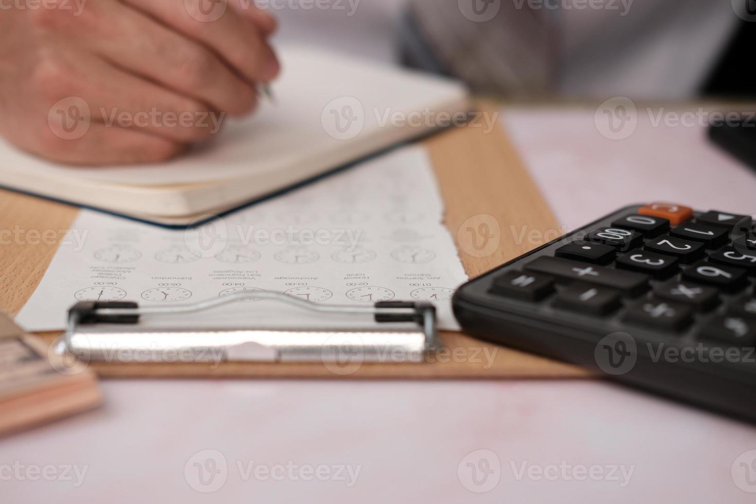 zakenman hand werken aan tafel bedrijfsgroei concept, creatief nieuw idee, businessplan foto