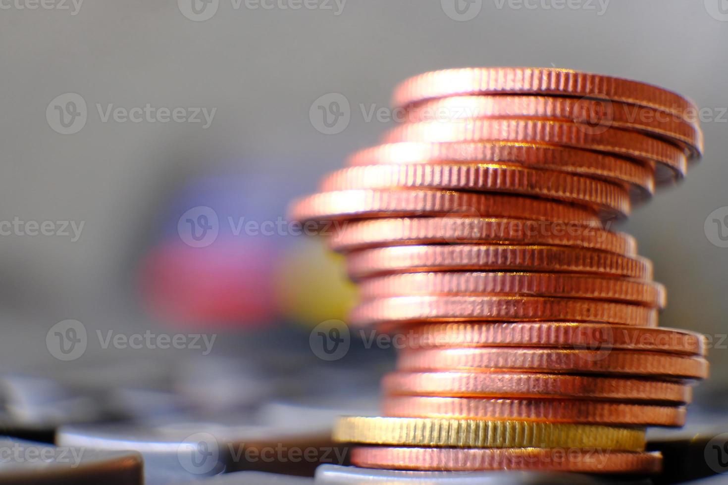 stapel munten op tafelachtergrond en geld besparen en bedrijfsgroeiconcept, financiën en investeringsconcept, rijen munten voor financiën en bankieren foto