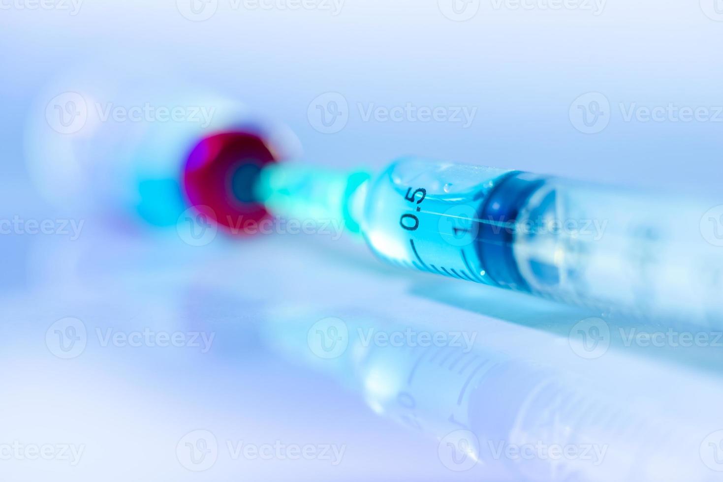 coronavirusvaccin coronavirusvaccinatie met vaccinflacon en spuitinjectiehulpmiddel voor vaccinatiebehandeling. op een mooie achtergrond foto