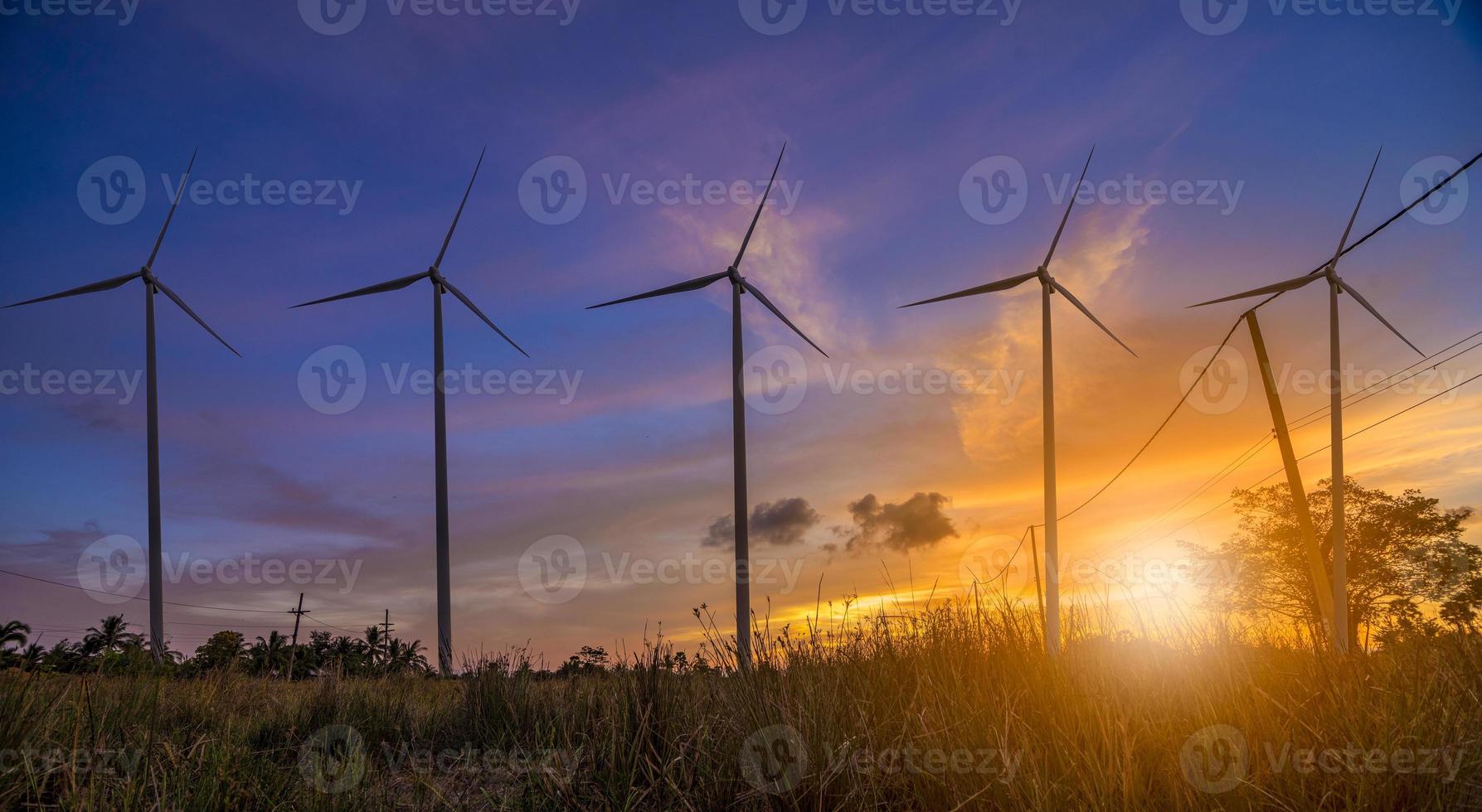 windturbine of windenergie vertaald in elektriciteit, milieubescherming maakt de wereld niet heet. foto