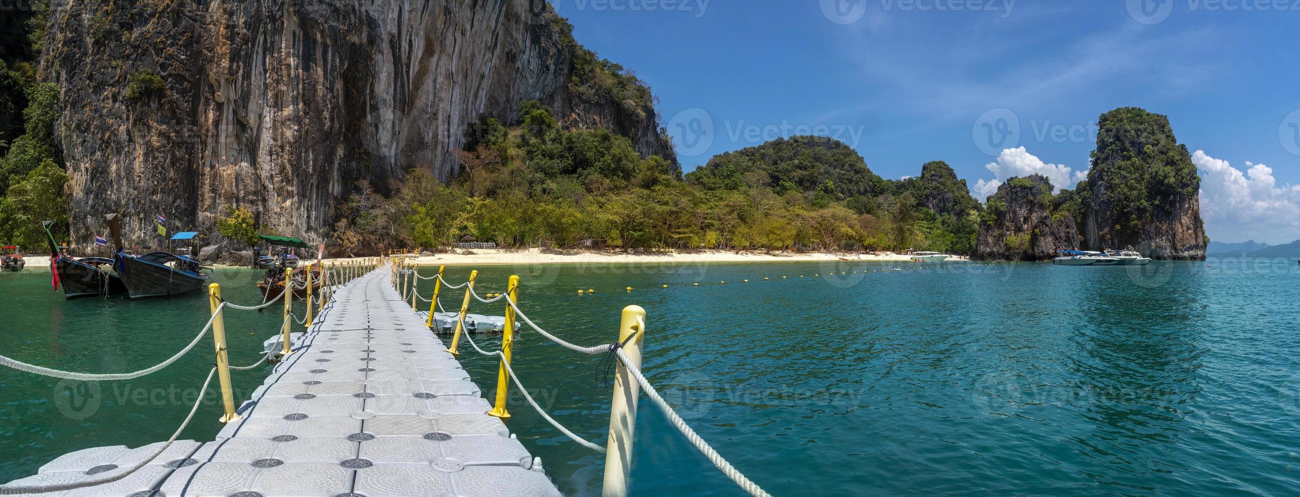 blauwe zee bij koh hong, krabi provincie, thailand foto