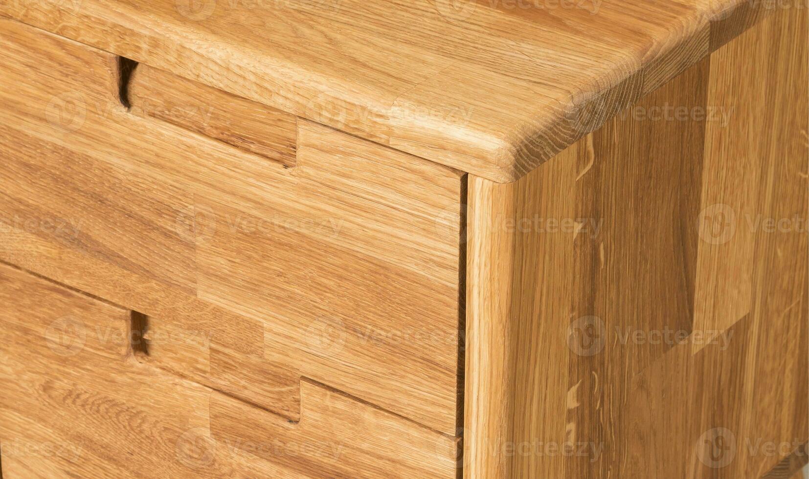 nachtkastje tafel met laden dichtbij visie foto, houten eco meubilair elementen achtergrond. solide hout meubilair details foto