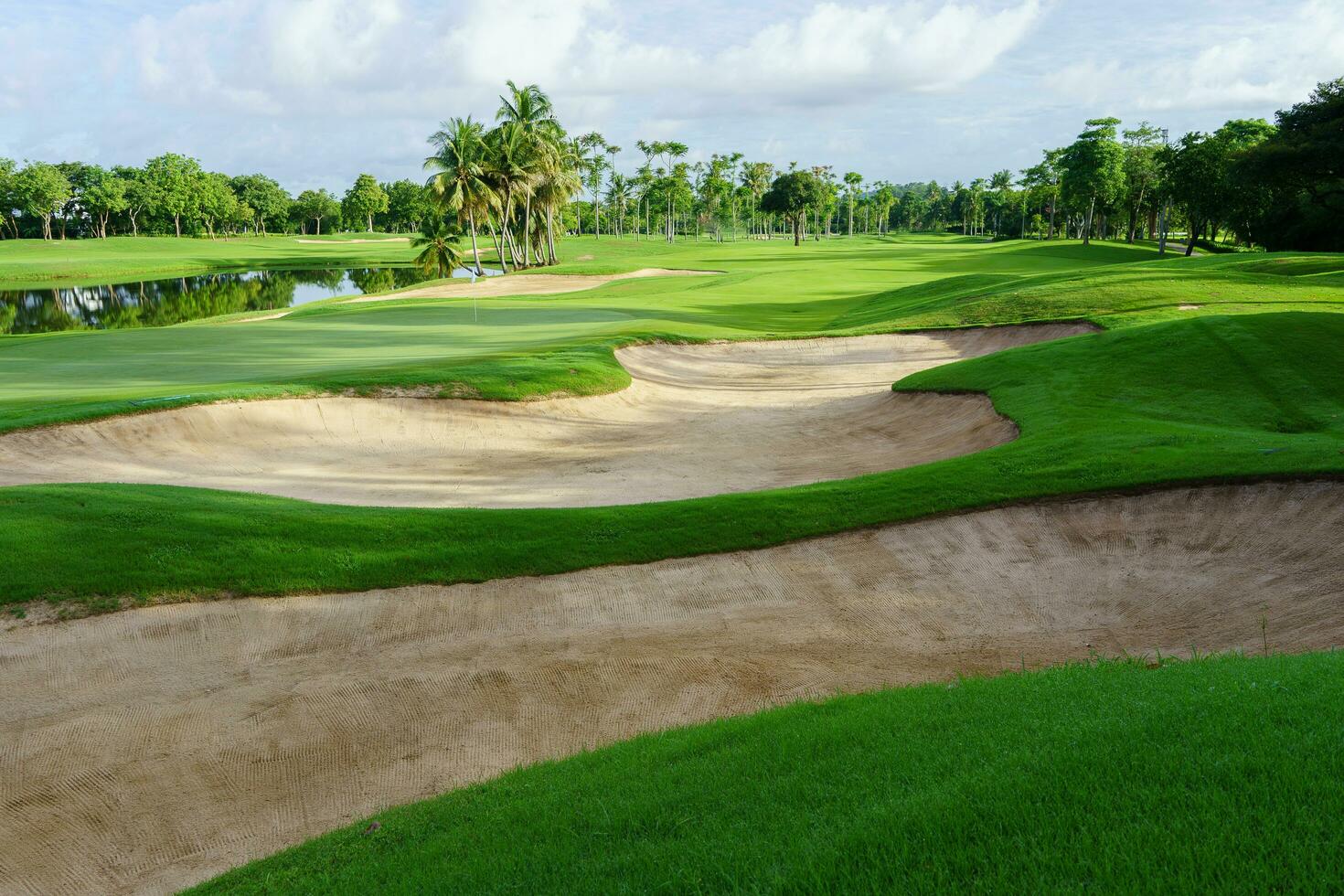 golf Cursus zand pit bunkers, groen gras omgeving de mooi zand gaten is een van de meest uitdagend obstakels voor golfers en voegt toe naar de schoonheid van de golf Cursus. foto