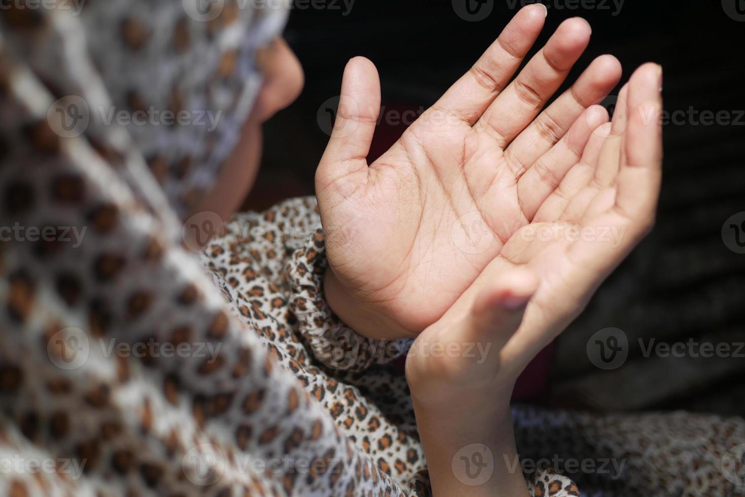 achteraanzicht van moslimvrouwen die 's nachts bidden foto