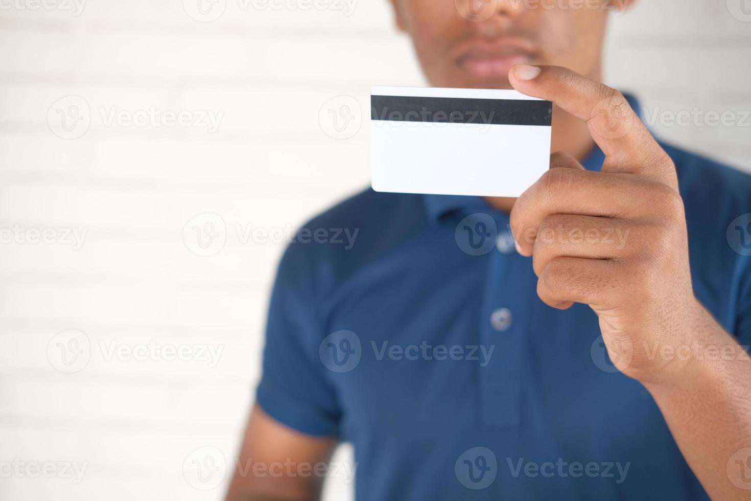 close-up van de hand van de persoon met creditcard foto