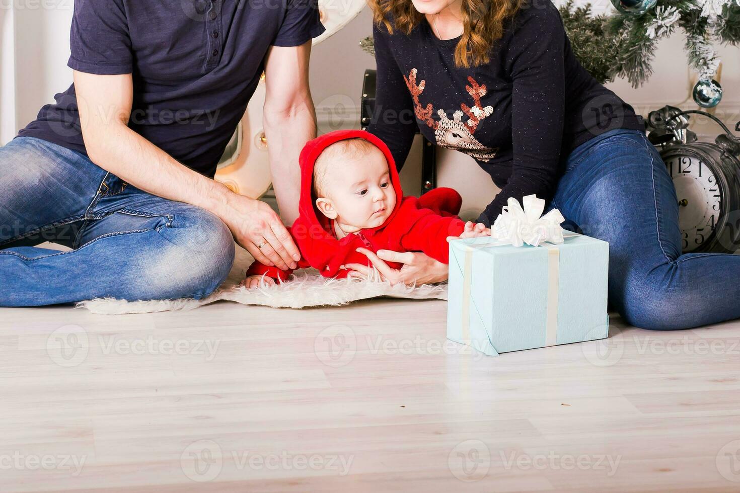 kerst familieportret in huis, huis versieren door kerstboom foto