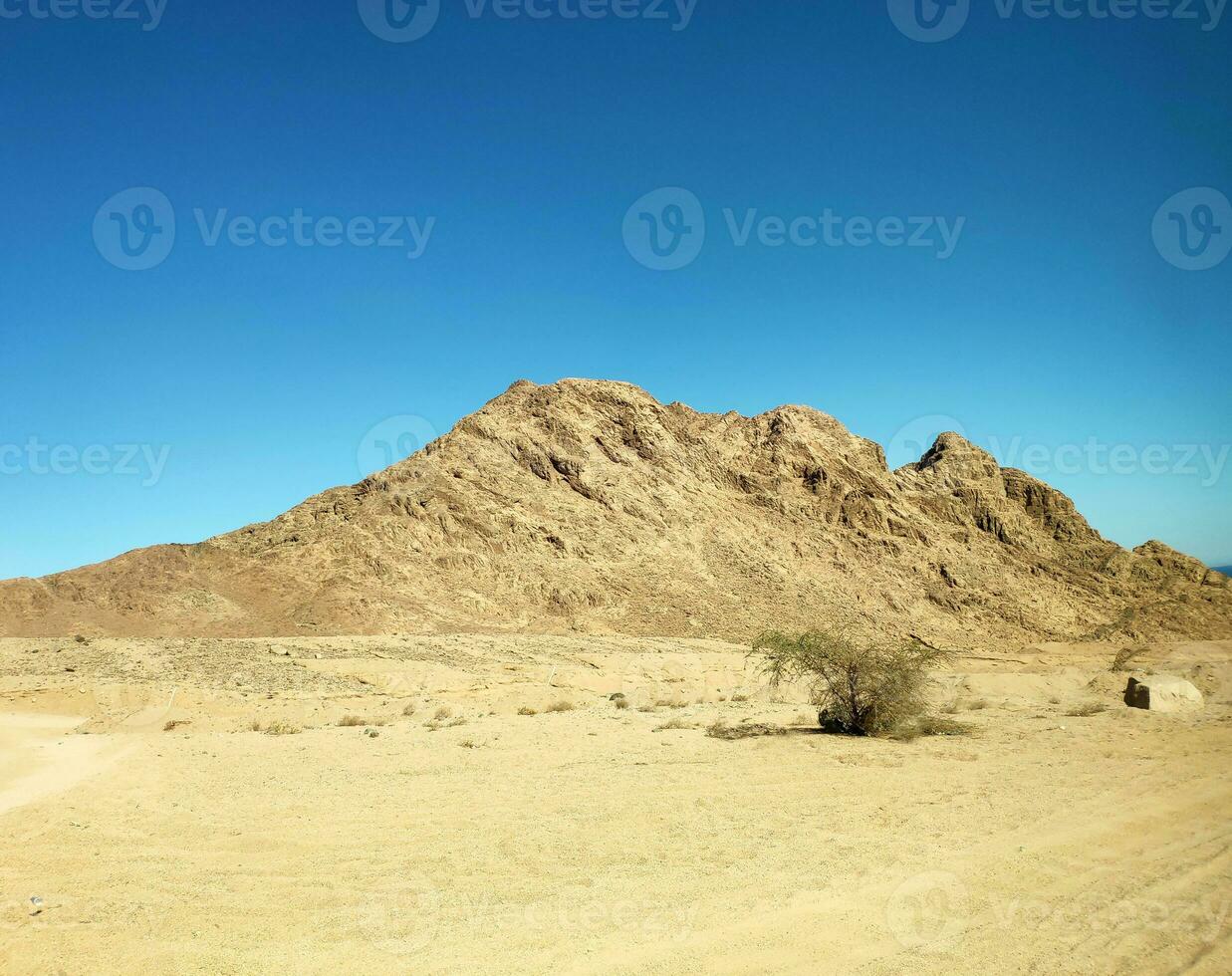 woestijn land- met bergen en zee foto