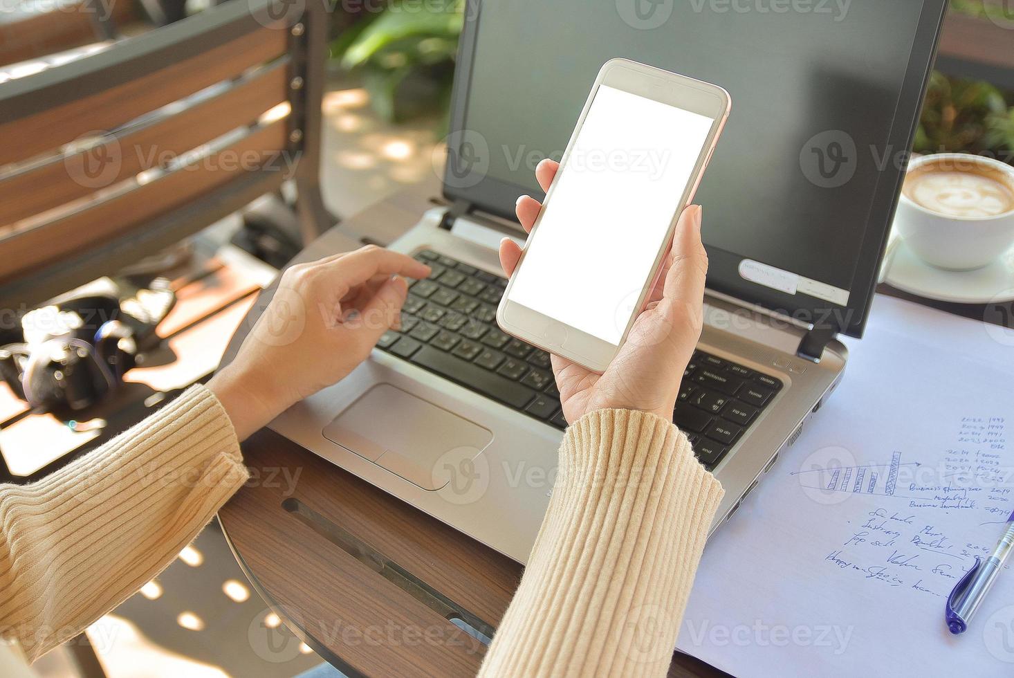 close-up vrouw met behulp van mobiele telefoon scherm mockup kopie spec foto