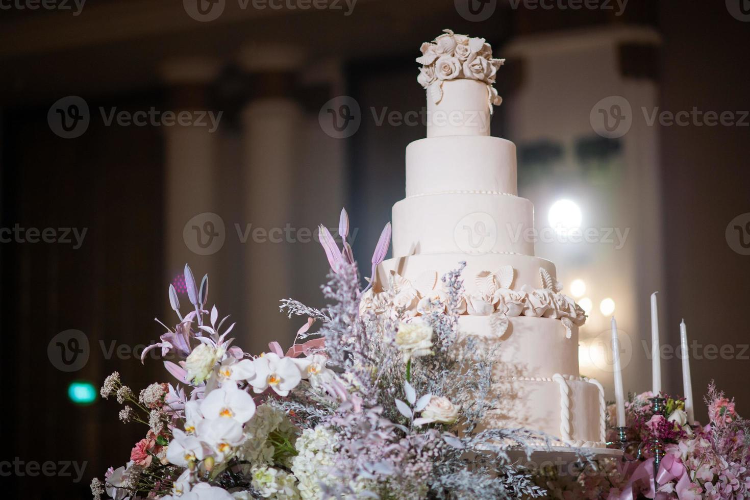 mooie bruidstaart met onscherpe achtergrond foto