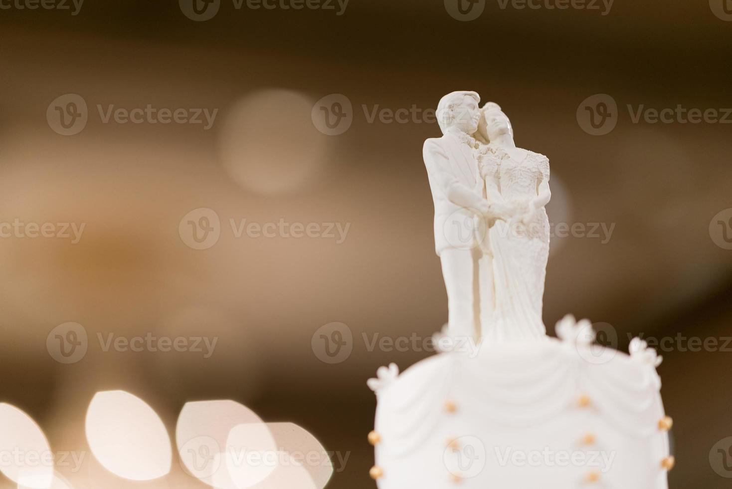 bruidspop op taart, liefdespaar foto
