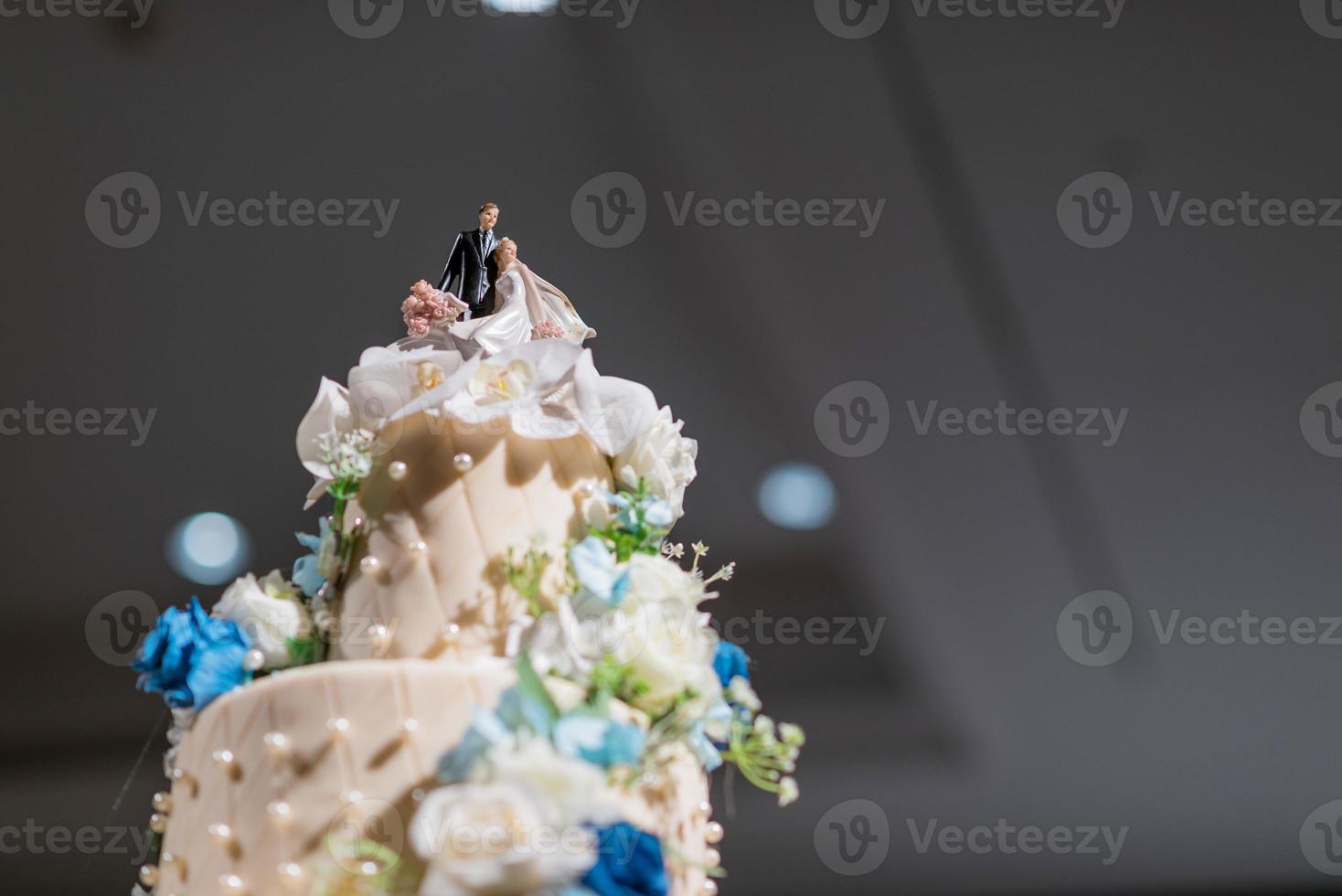 mooie bruidstaart met onscherpe achtergrond foto