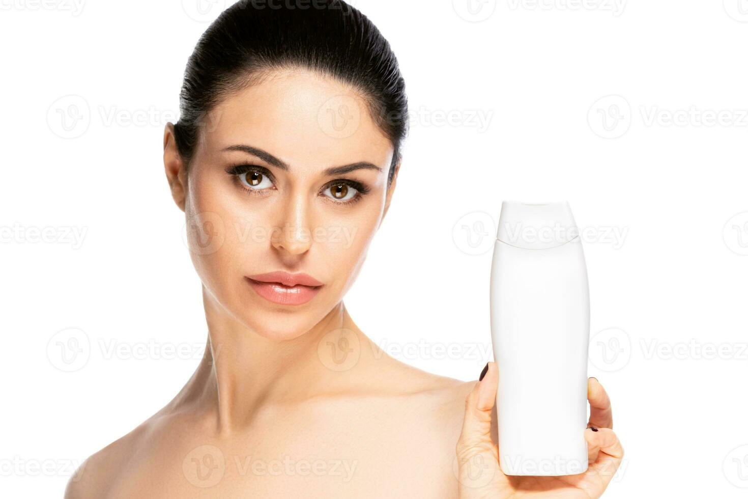 mooi vrouw Holding wit leeg shampoo buis Aan wit achtergrond foto