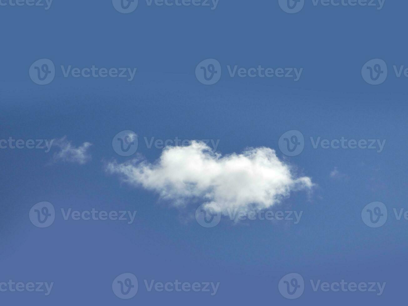 single wit wolk over- blauw lucht achtergrond. pluizig cumulus wolk vorm foto