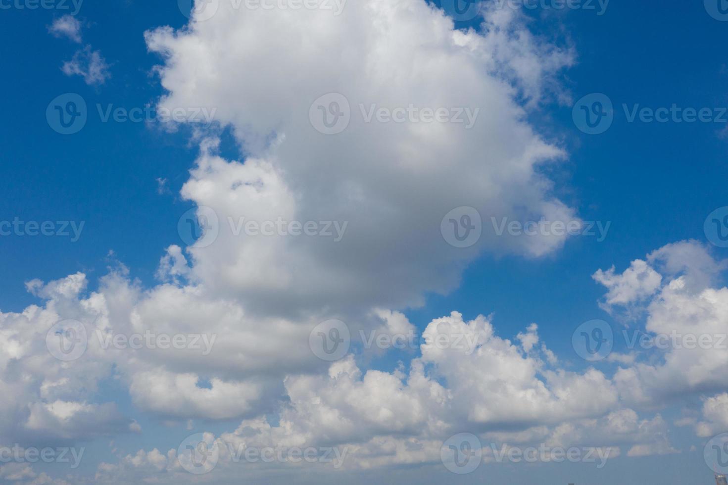 blauwe lucht met wolken achtergrond, zomertijd, mooie lucht foto