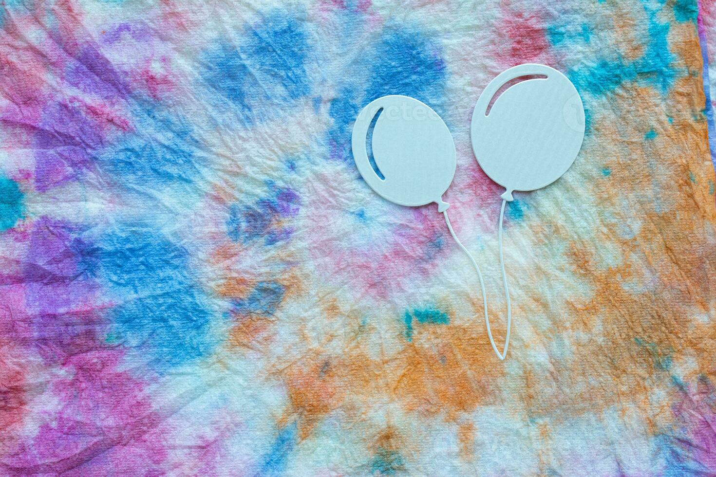 een paar- van wit ballonnen Aan een kleurrijk stropdas kleurstof kleding stof foto