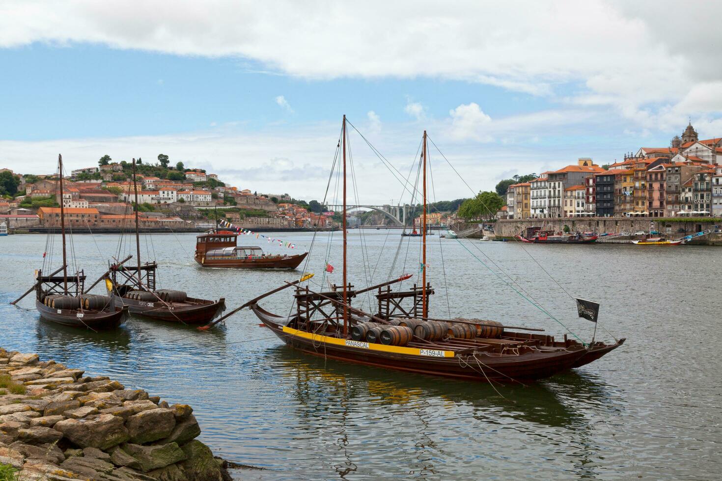 porto, Portugal - juni 03 2018 - houten boten Aan de douro rivier- foto