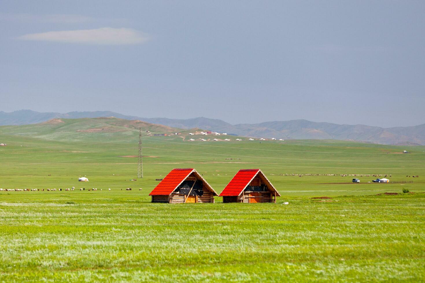 bulgan provincie, Mongolië - augustus 13 2019 - twee hutten in de steppen van Mongolië foto
