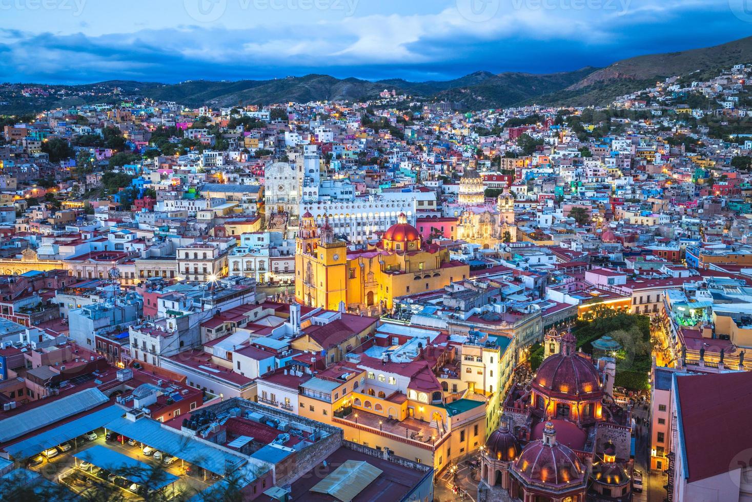 luchtfoto van guanajuato met kathedraal in mexico foto