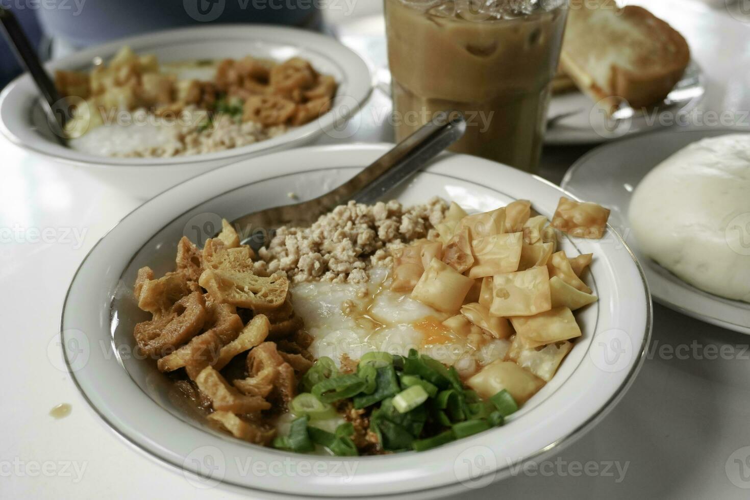 bubur ayam of kip pap, Indonesisch traditioneel voedsel bestaan uit van wit rijst- pap, versnipperd kip, gek, crackers, en prei. selectief focus. foto