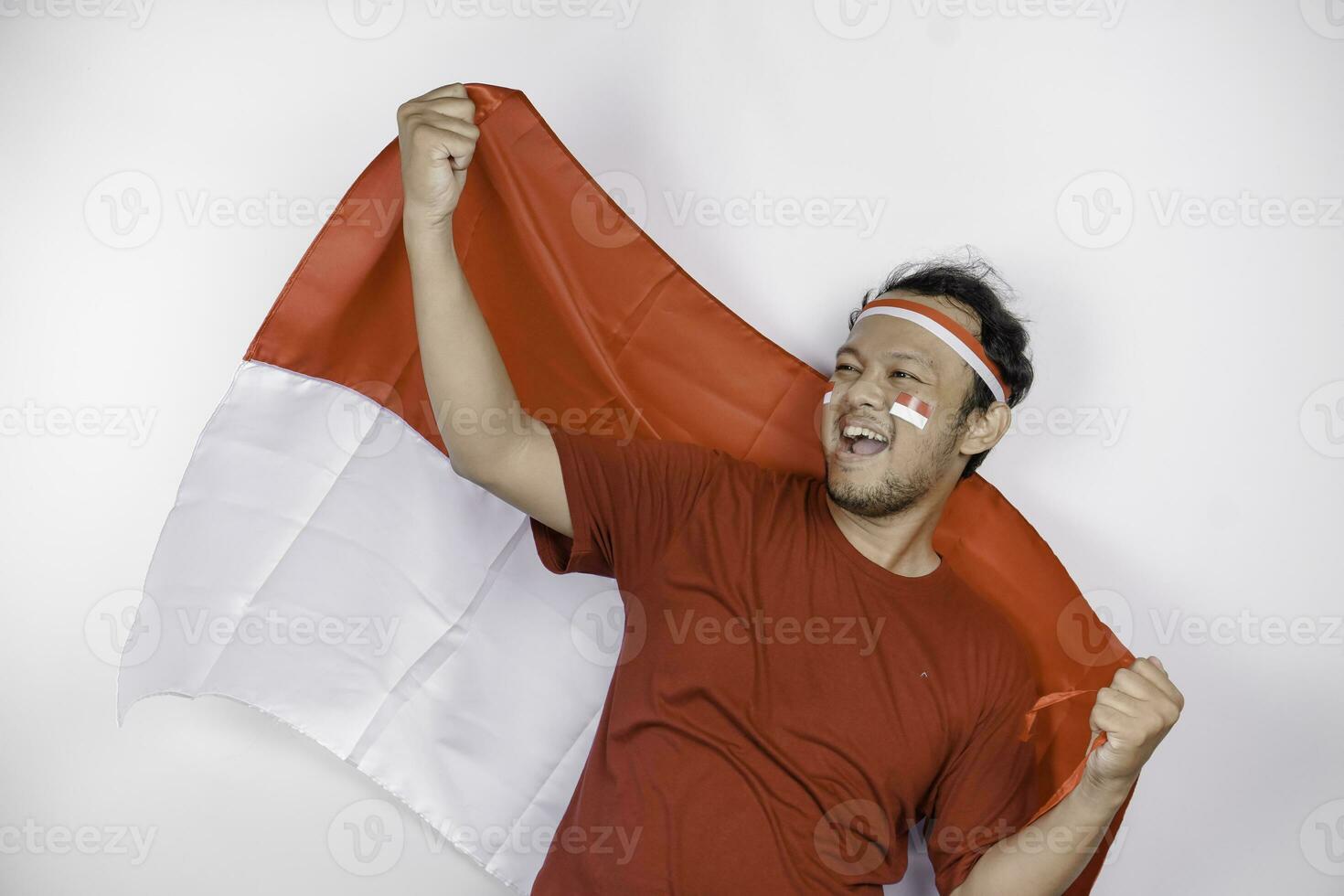 gelukkig glimlachen Indonesisch Mens Holding Indonesië's vlag naar vieren Indonesië onafhankelijkheid dag geïsoleerd over- wit achtergrond. foto